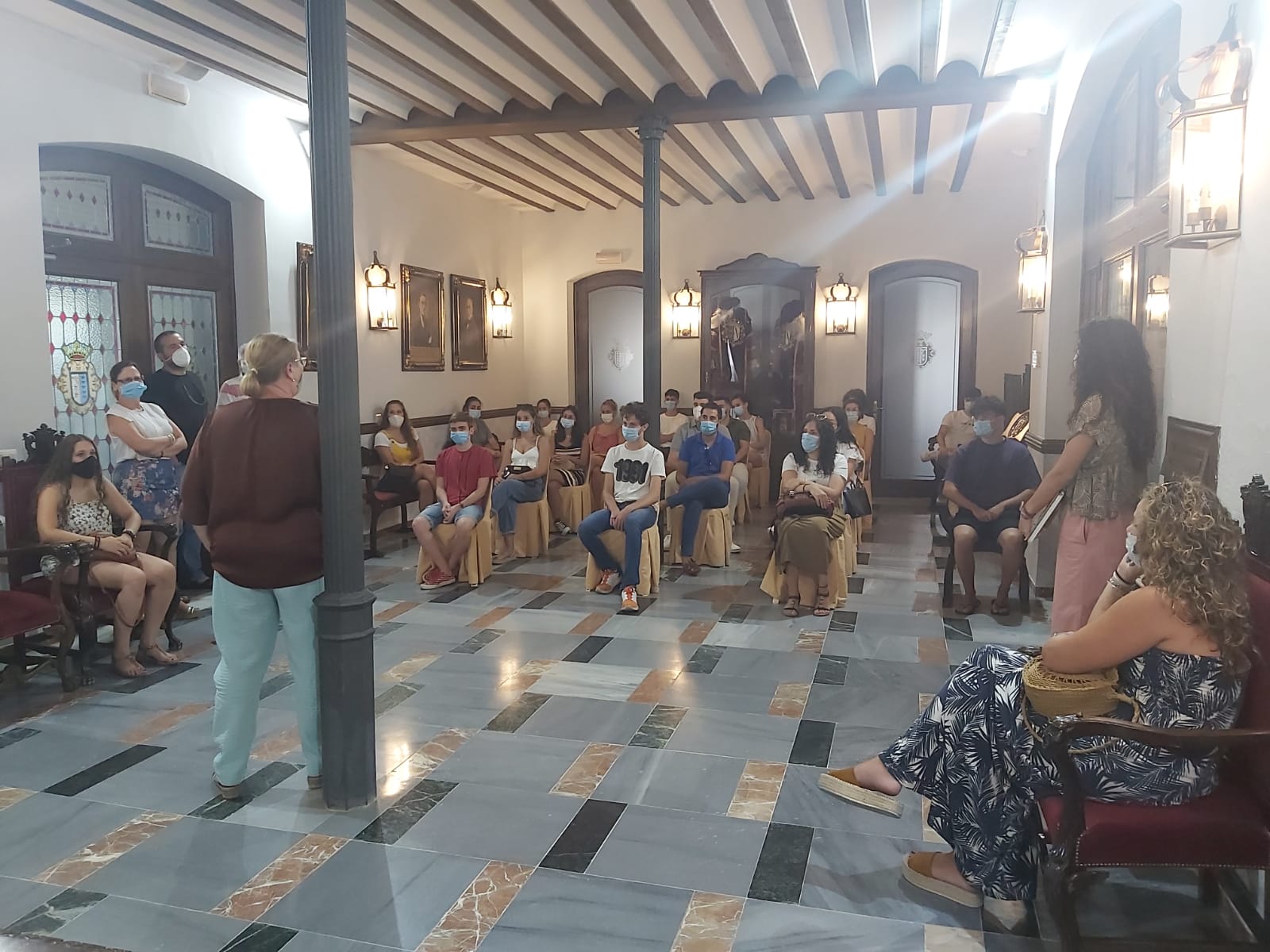 Los 25 universitarios becados por el Ayuntamiento de Almonte con 800 euros se integran en diversas áreas municipales