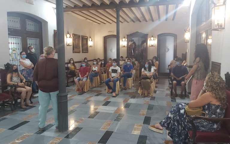 Los 25 universitarios becados por el Ayuntamiento de Almonte con 800 euros se integran en diversas áreas municipales