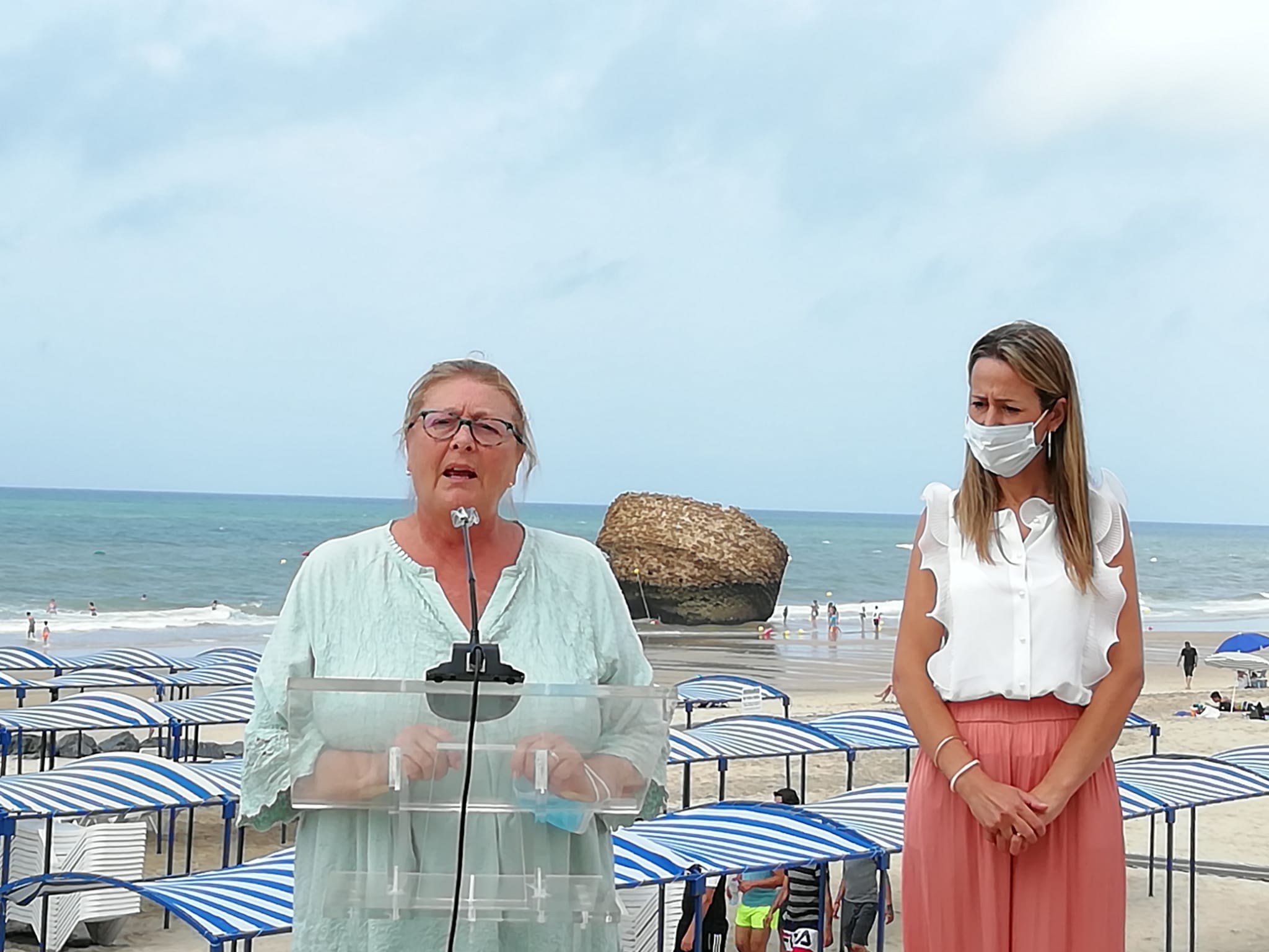 La alcaldesa de Almonte recibe de manos de la delegada del Gobierno en Huelva los vehículos y material de seguridad asignados  a Matalascañas por el “Playas Seguras 2020”