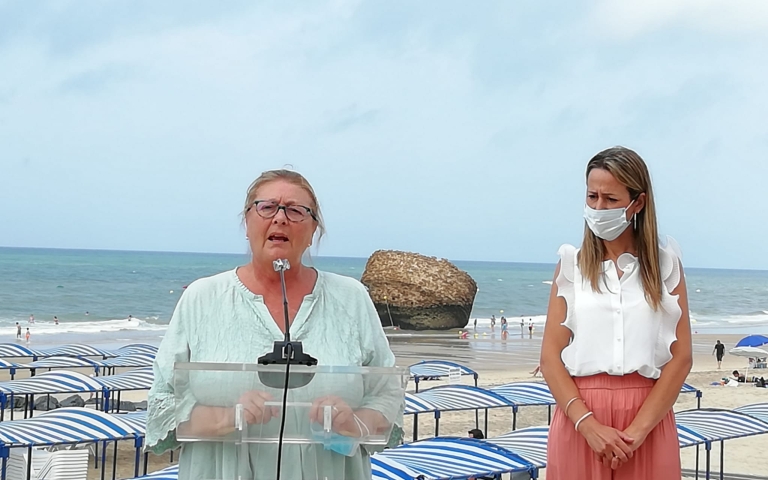 La alcaldesa de Almonte recibe de manos de la delegada del Gobierno en Huelva los vehículos y material de seguridad asignados  a Matalascañas por el “Playas Seguras 2020”