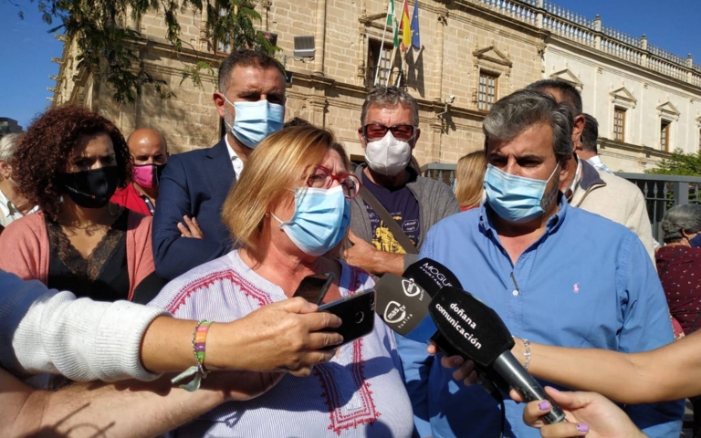 Concentración en el Parlamento de Andalucía por el cierre de los servicios de urgencias