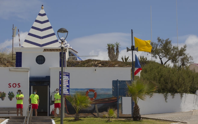 El Ayuntamiento de Almonte mantiene abiertos dos puestos de socorro en Matalascañas para primeros auxilios.