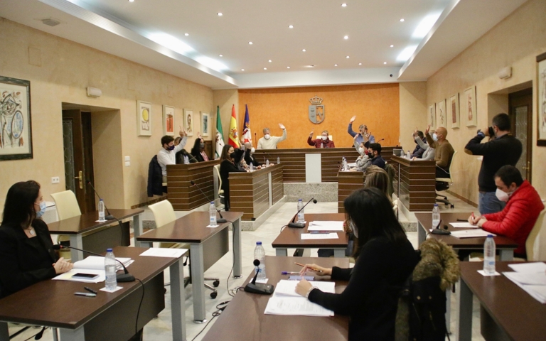 El pleno del Ayuntamiento de Almonte respalda la propuesta del equipo de gobierno en defensa de los agricultores locales