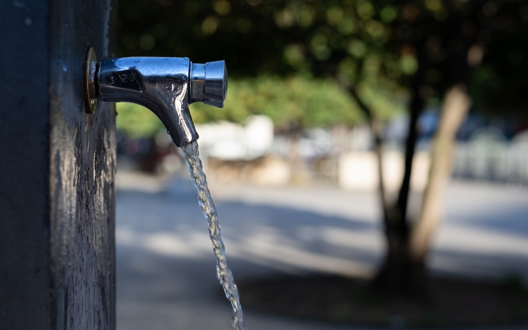 Almonte actualiza la tasa del agua
