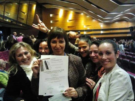 Mari Carmen Ávila muestra el premio obtenido por la ponencia presentada por la Asociación Terapéutica almonteña en el I Congreso de TDAH