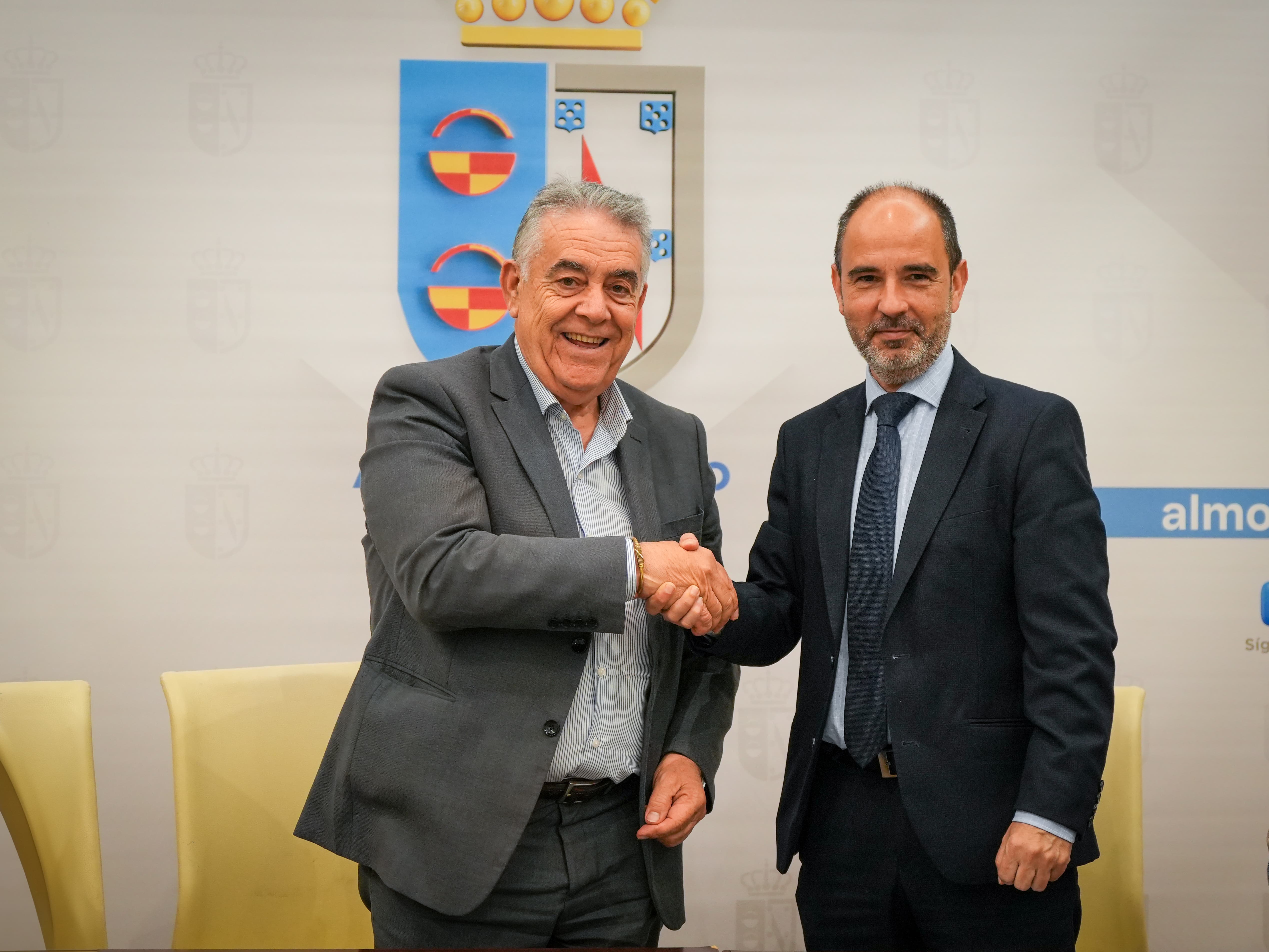 El Ayuntamiento de Almonte y Caja Rural del Sur firman un convenio para impulsar la sostenibilidad y la cultura local