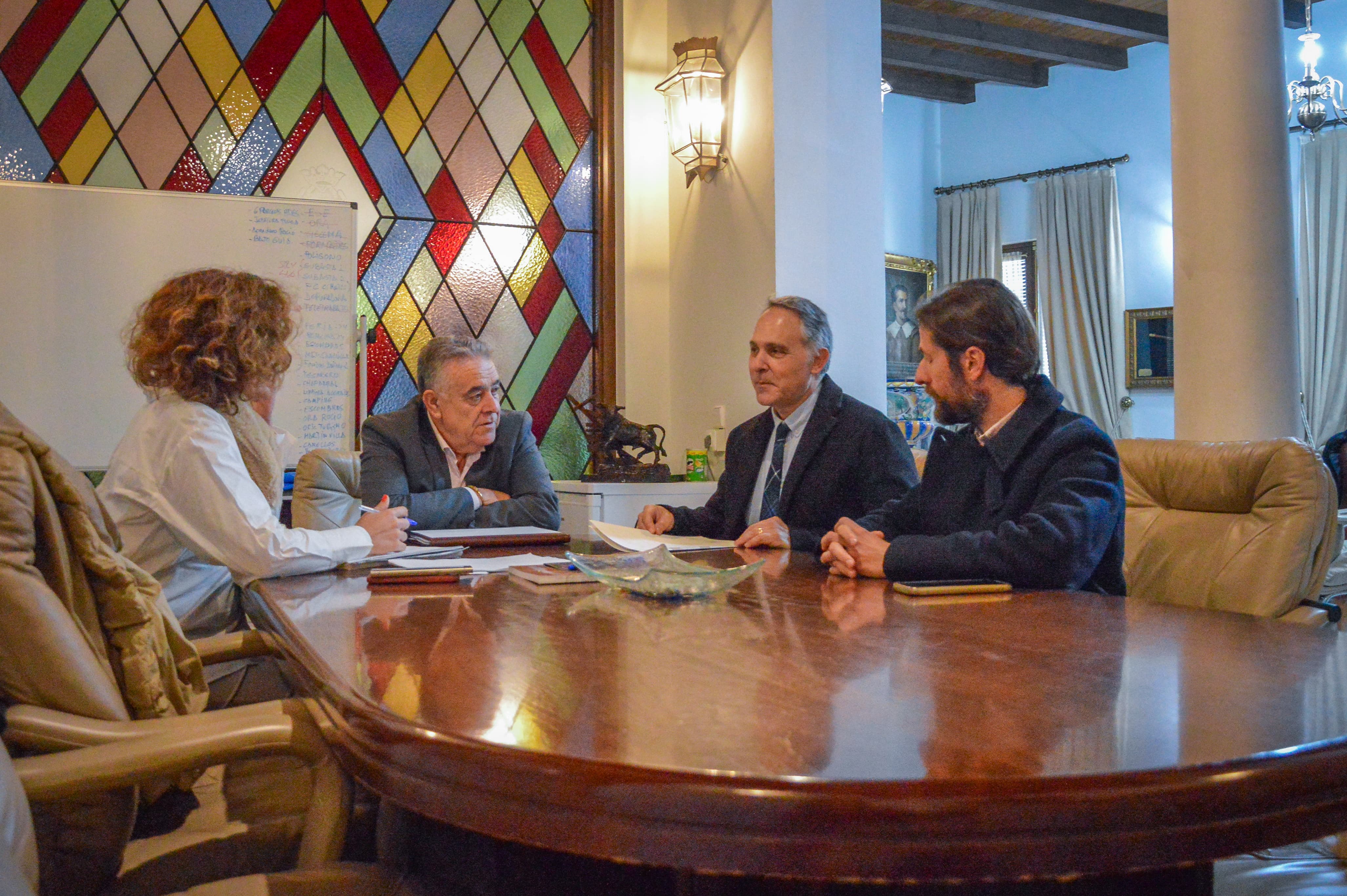 El alcalde de Almonte recibe al director provincial del SEPE para abordar la mejora de los servicios públicos y el impulso a la regeneración urbana