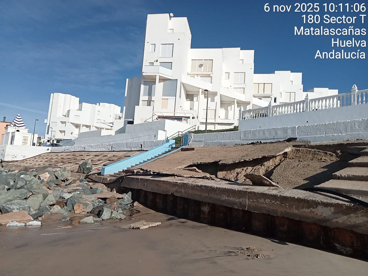 La falta de arena deja nuevamente daños en el Paseo Marítimo de Matalascañas tras el temporal y reactiva la demanda de una solución estable