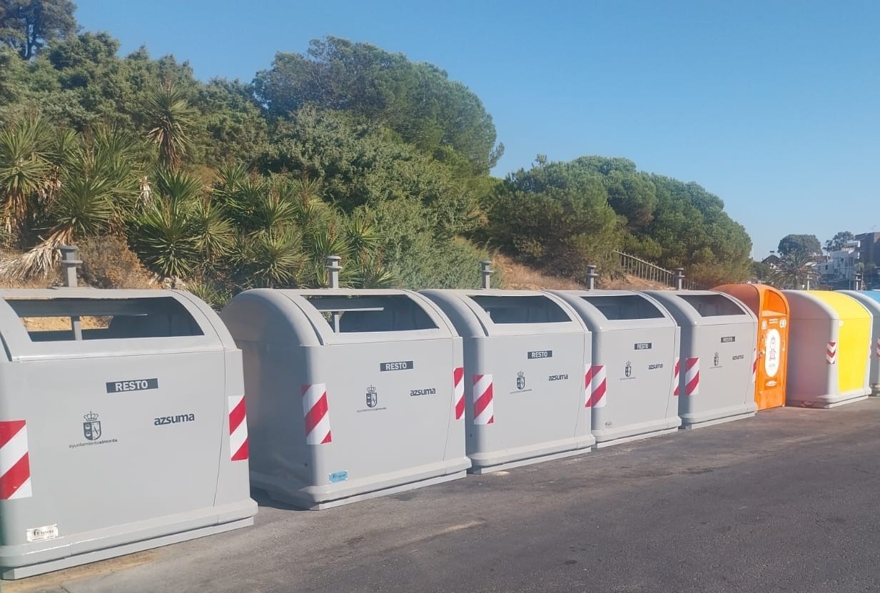 El Ayuntamiento de Almonte culmina la instalación de los nuevos contenedores de carga bilateral para residuos orgánicos en Matalascañas