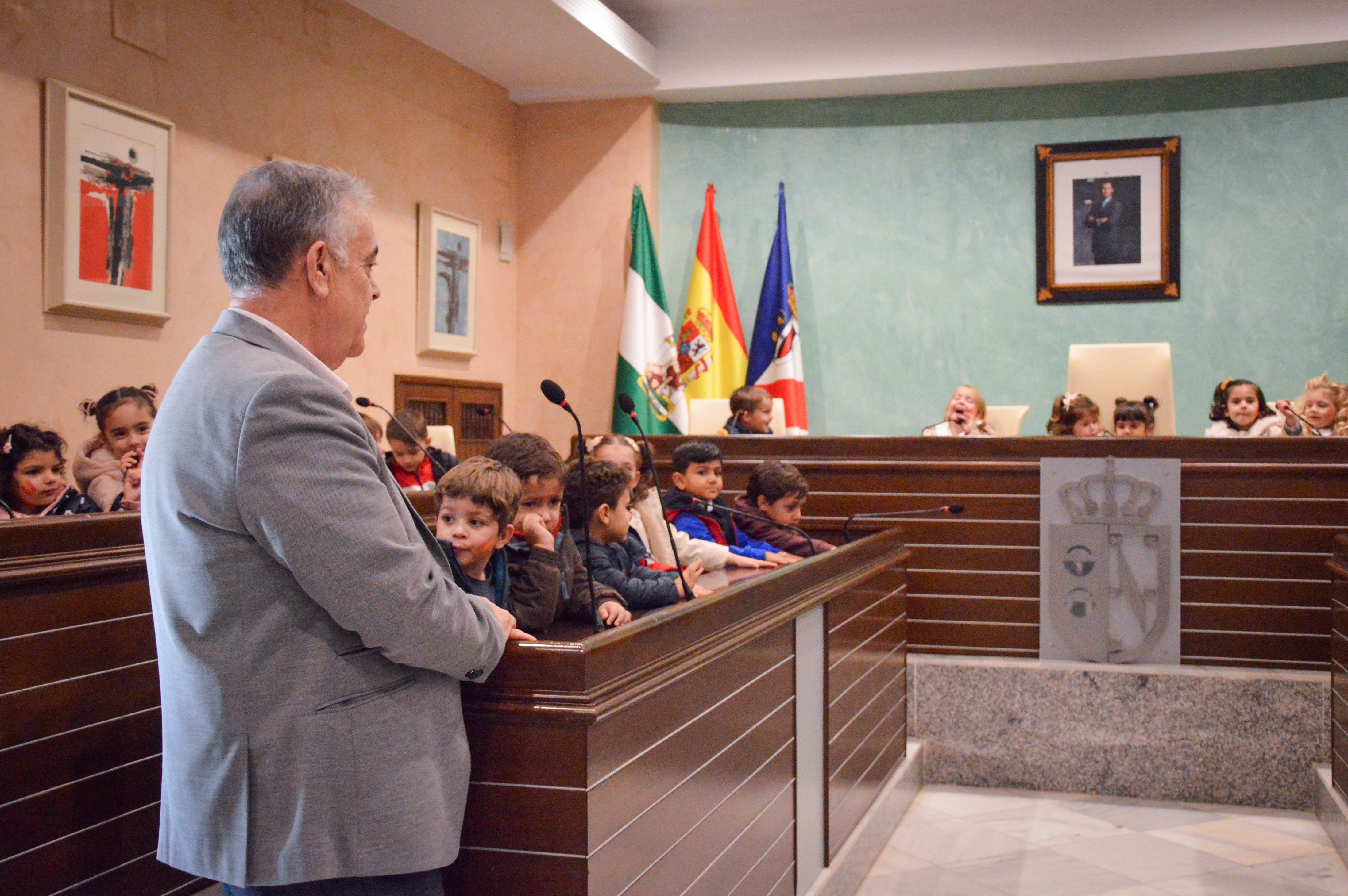 Centenares de escolares visitan el Ayuntamiento de Almonte para conmemorar el Día de la Constitución