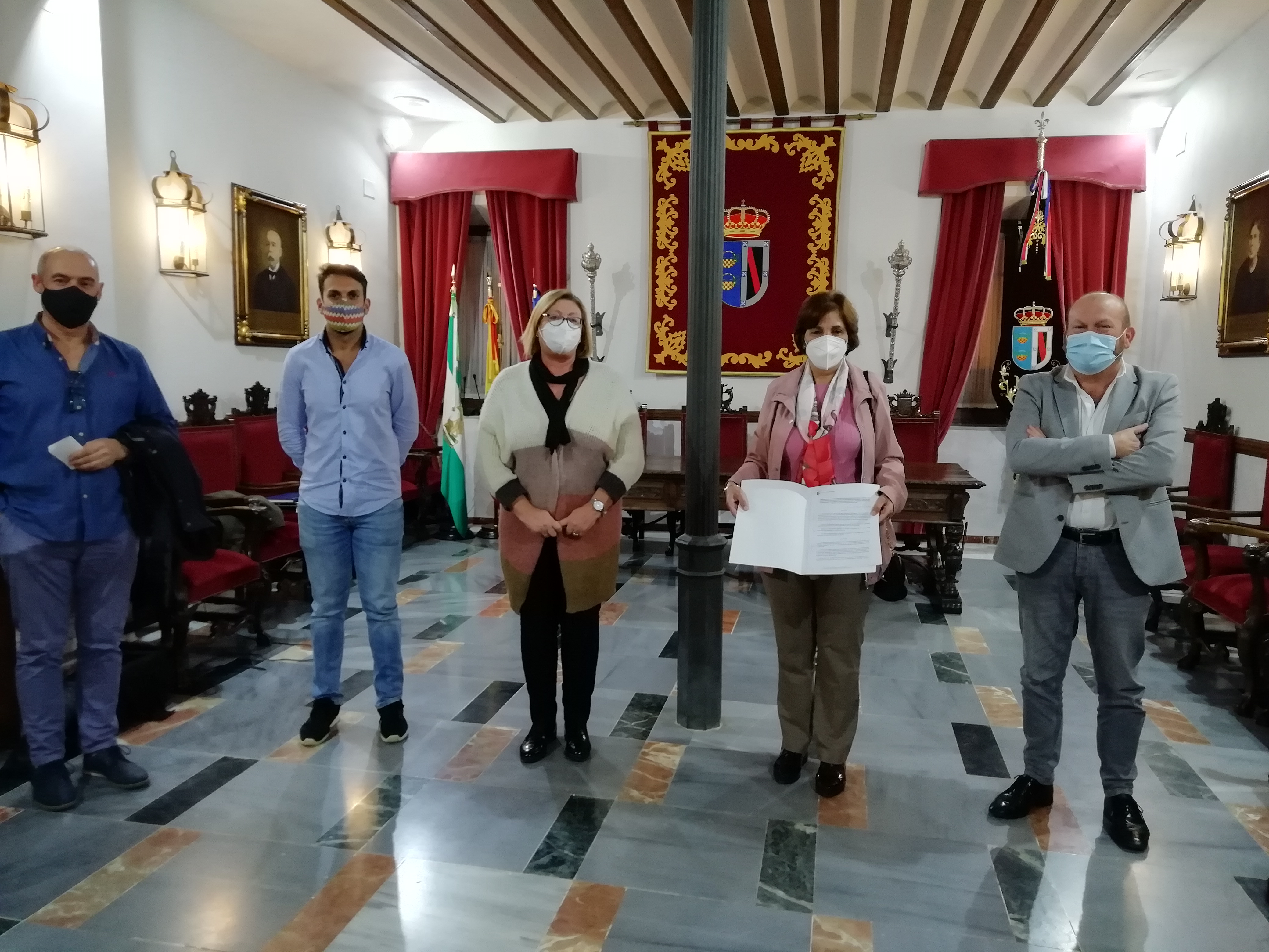 foto convenio campaña navidad en Almonte