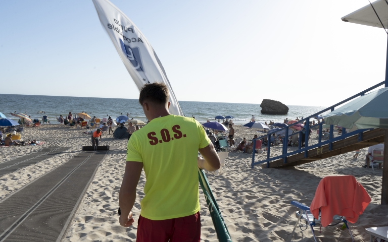 La playa de Matalascañas amplía sus recursos para personas con movilidad reducida