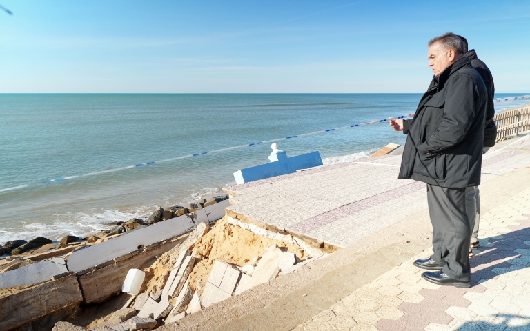 Francisco Bella reclama al Miteco a intervenir de urgencia en Matalascañas ante la erosión que avanza hacia el paseo marítimo