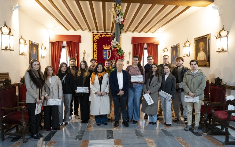 El Ayuntamiento de Almonte impulsa el talento joven con la entrega de las primeras becas del programa “Almonte Investiga 2025”