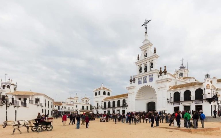 Más de 300 mil personas en El Rocío y el dispositivo que supera el desafío de ofrecer servicios y seguridad