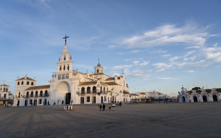 El Ayuntamiento de Almonte refuerza los trabajos de mantenimiento en El Rocío de cara a la Candelaria