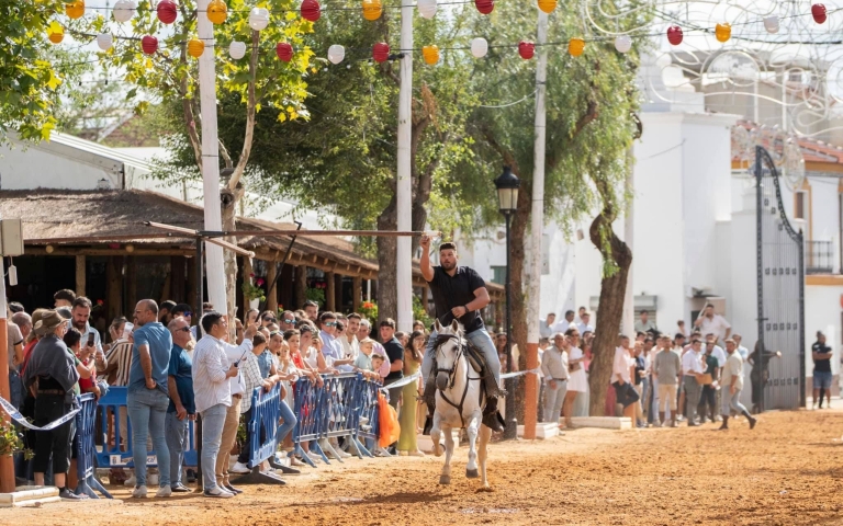 El Ayuntamiento de Almonte firma un convenio con la Asociación Flores para la Pastora para la organización de las carreras de cintas de la Feria de San Pedro