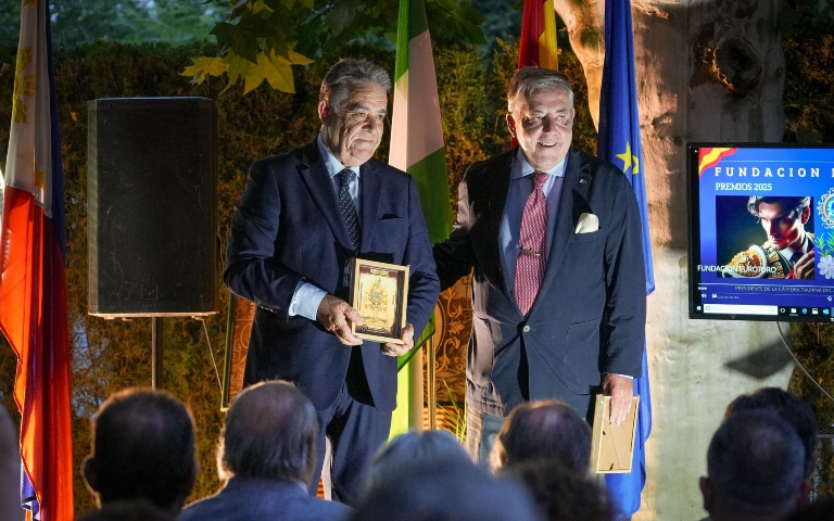 Francisco Bella premiado por el Ateneo de Triana por su labor institucional e impulso a la memoria compartida entre España y Filipinas