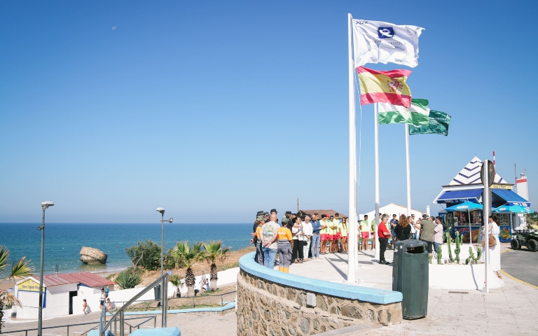 Matalascañas iza las banderas Q de Calidad y S de Sostenibilidad como reconocimiento a la excelencia de su playa