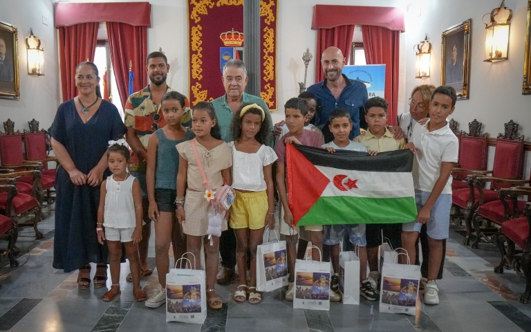 Almonte recibe a los niños saharauis del programa ‘Vacaciones en Paz’ en un emotivo acto de bienvenida