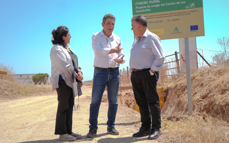 Arrancan las obras de mejora del camino de los Huertecillos en Almonte con apoyo del Plan Itínere Rural
