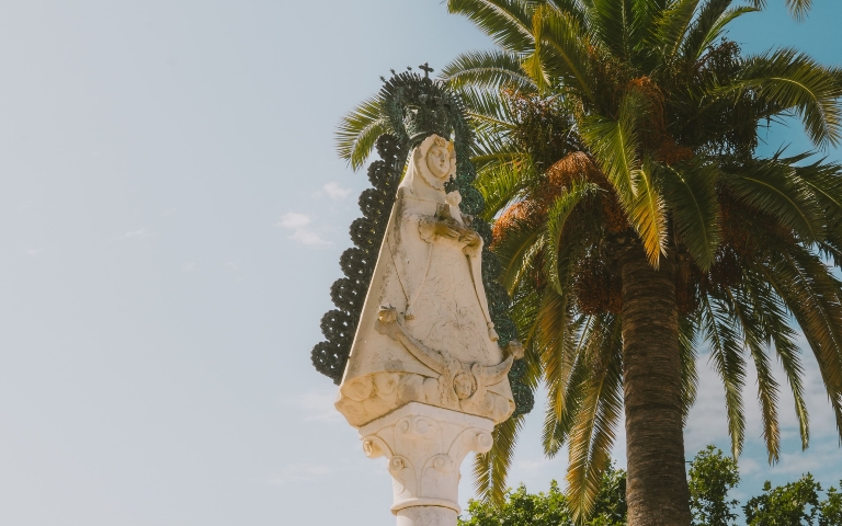 El Real del Rocío recupera su imagen con la replantación de la palmera perdida en el monumento de la coronación