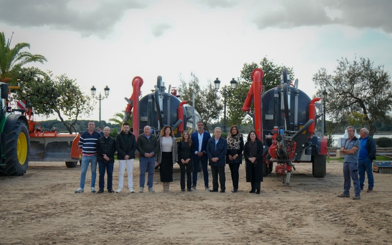 Tractores, refinadoras con GPS y desbrozadoras: la tecnología que mantendrá El Rocío transitable todo el año