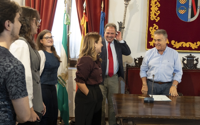 El delegado de Empleo pone en valor en Almonte las oportunidades laborales que ofrece el programa Emplea-T