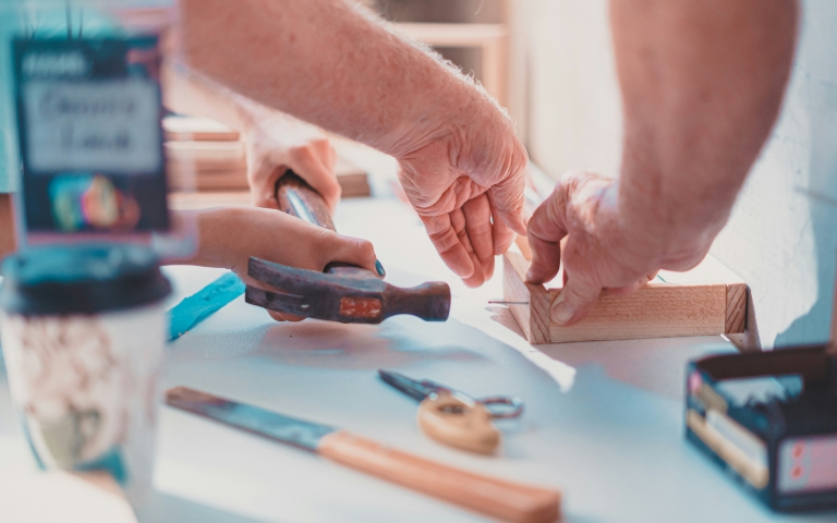 El Ayuntamiento de Almonte reanuda con gran acogida el taller de restauración y customización de muebles