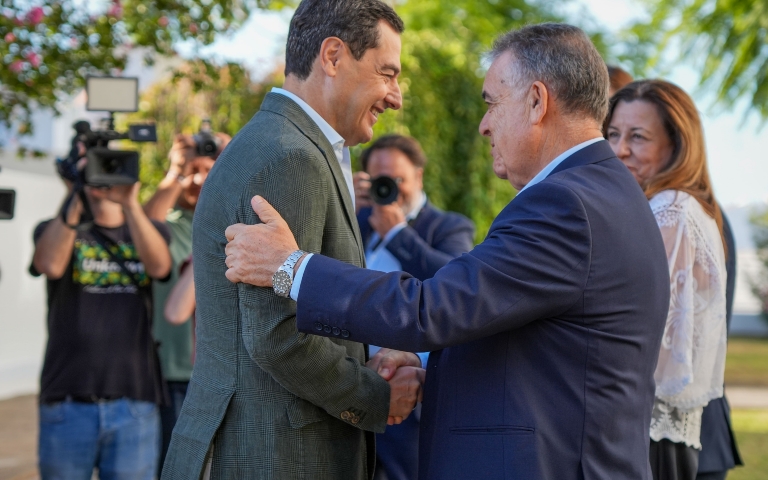 Juanma Moreno elogia el modelo de integración y labor educativa del colegio Los Llanos en Almonte