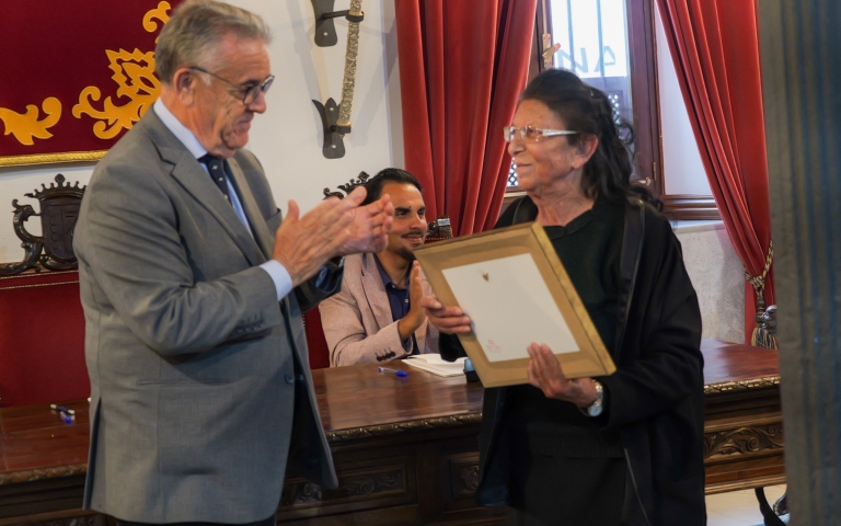 Almonte conmemora el Día del Pueblo Gitano y homenajea a Leonor Ortiz, la mujer gitana más longeva del municipio