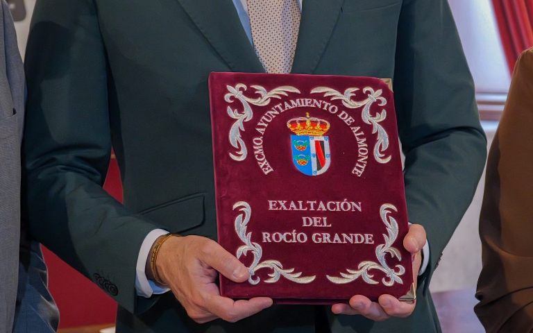 El Ayuntamiento de Almonte entrega las pastas al exaltador del Rocío, Fernando Romero Vallín