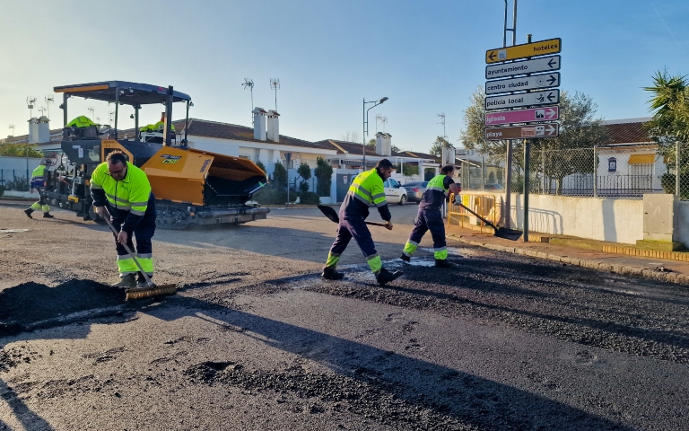 Matalascañas inicia un plan de asfaltado histórico que refuerza el valor residencial y la calidad urbana