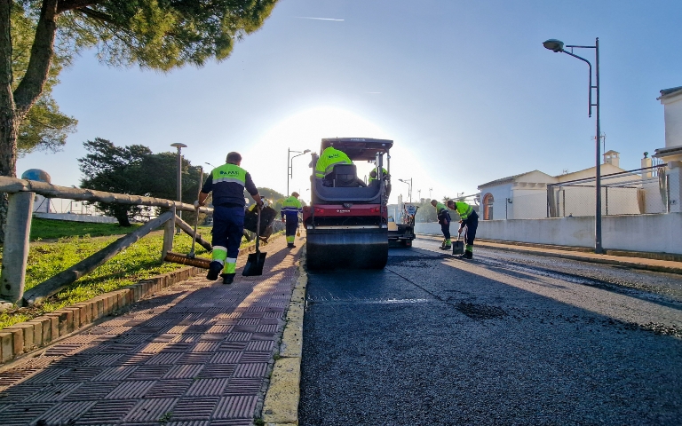 El Ayuntamiento de Almonte defiende la continuidad del asfaltado de Matalascañas y pide responsabilidad institucional