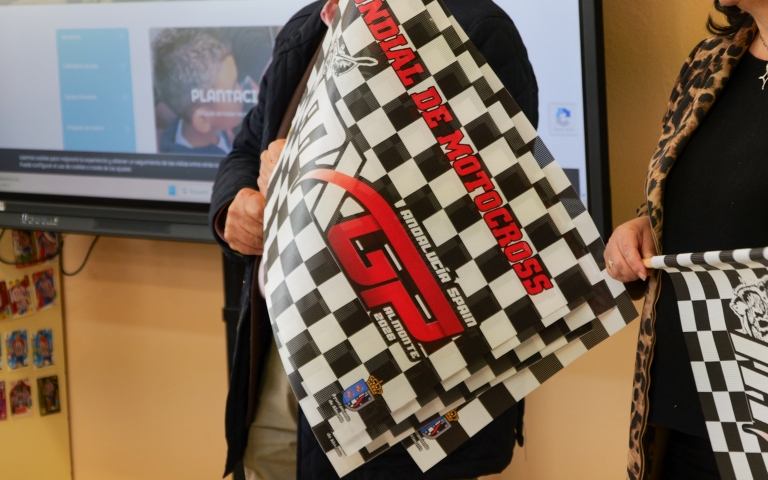 Los escolares de Almonte se suman al ambiente del MXGP con el reparto de banderas del campeonato de motocross