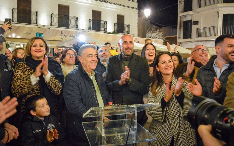 Almonte enciende la Navidad con fuegos artificiales y nieve