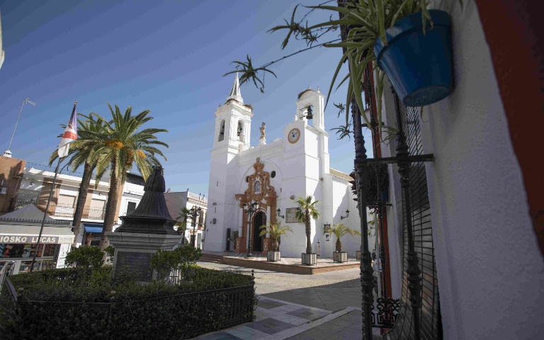 El Ayuntamiento de Almonte cede una parcela a Emilad para gestionar un aparcamiento y aliviar la falta de estacionamiento en el centro