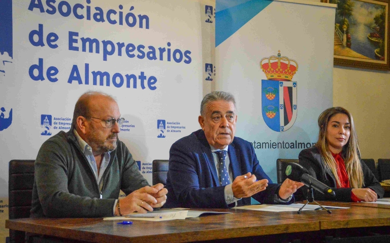 El Ayuntamiento de Almonte y la Asociación de Empresarios renuevan su compromiso con la campaña de Navidad