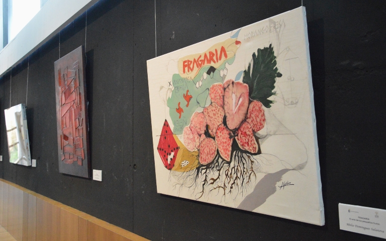 Almonte inaugura “Fragaria”, una exposición que convierte a los frutos rojos en inspiración artística