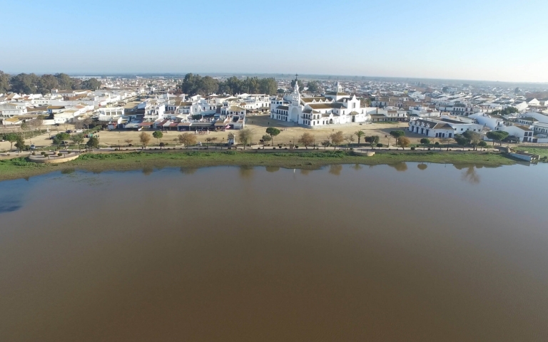El Ayuntamiento de Almonte impulsa el cuidado de El Rocío con un nuevo contrato de riego y mantenimiento de calles